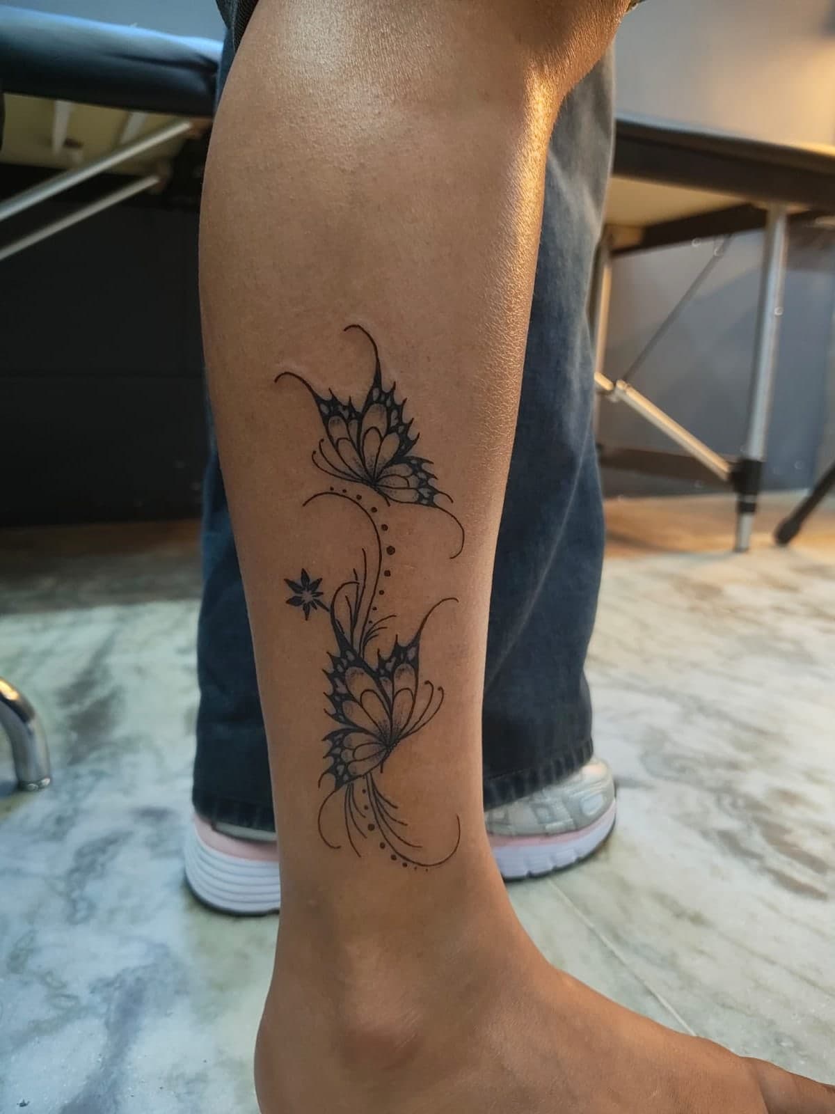Botanical fine line piece with single-needle detail