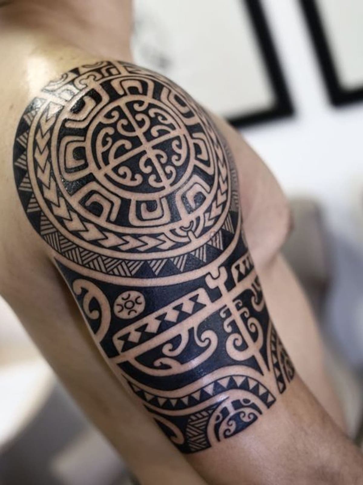 Polynesian shoulder cap with Marquesan sun disc and enata banding